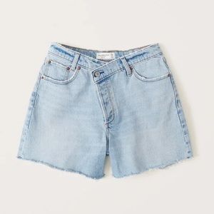 NWT Abercrombie High Rise Dad Short